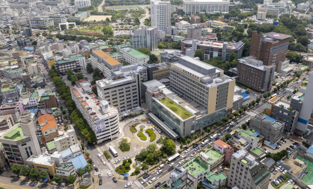 전남대병원은 수도권 병원과의 시설 및 서비스 격차 등으로 인해 새병원 건립의 필요성이 꾸준히 제기돼왔다. 전남대병원 전경. /김진수 기자 jeans@