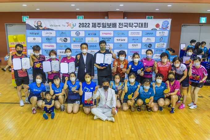 ‘2022 제주일보배 전국 탁구대회’가 지난 23일부터 24일까지 제주복합체육관에서 성황리 열렸다. A,B,C그룹 남녀 개인, 단체전 입상자들이 24일 시상식이 끝난 후 기념사진을 찍고 있다.