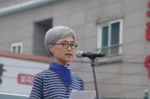 김진숙 민주노총 부산본부 지도위원이 23일 오후 거제 대우조선해양 서문 앞에서 열린 ‘7.23 대우조선 하청노동자 희망버스’ 행사에서 발언하고 있다./김용락 기자/