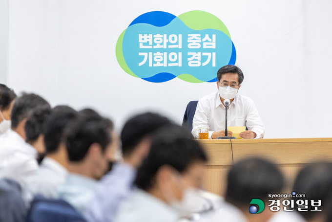 김동연 경기도지사가 경기도의회에 제출한 추가경정예산안의 신속 심의를 SNS를 통해 거듭 촉구했다. 사진은 김동연 경기도지사가 7월 도정 열린회의에 참석한 모습. 2022.7.18 /경기도 제공