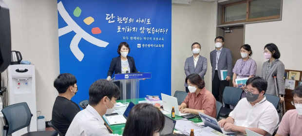 광주시교육청 오경미 교육국장이 25일 시교육청 기자실에서 고교 기말고사 시험 답안지 유출 의혹에 대해 설명하고 있다. /나명주 기자 mjna@