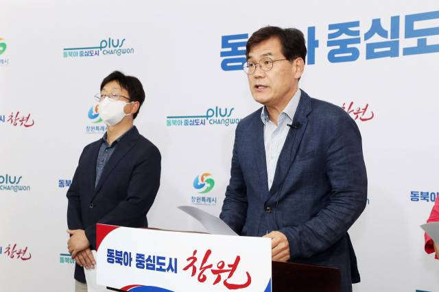 창원 석동정수장 유충 규명 특별조사위원회 안경원 위원장이 26일 오후 창원시청 프레스센터에서 중간조사 결과를 발표하고 있다./창원시/