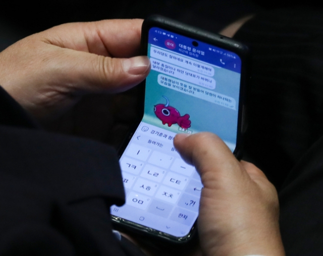 윤석열 대통령이 이준석 국민의힘 대표에 대해 "내부 총질이나 하던 당대표"라고 말한 장면이 포착됐다. 국회사진기자단
