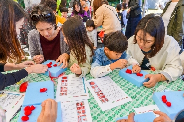 제8회 축제에서 어린이들이 동백꽃 만들기 체험을 하는 장면.