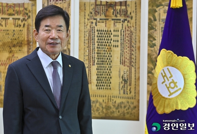 김진표 국회의장이 27일 서울 여의동 국회의사당 국회의장실에서 열린 경인일보와 인터뷰에서 발언하고 있다. 2022.7.27 /김도우기자 pizza@kyeongin.com