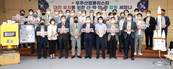 우주산업 클러스터 대전 유치를 위한 세미나가 27일 대전 유성구 카이스트 인공위성연구소에서 열린 가운데 이장우 시장이 인사말을 하고 있다. 최은성 기자