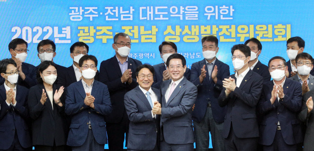 강기정 광주시장과 김영록 전남지사가 28일 오전 전남도청 서재필실에서 열린 광주전남 대도약을 위한 2022년 광주·전남 상생발전위원회에서 참석자들과 기념촬영을 하고 있다. <전남도 제공>