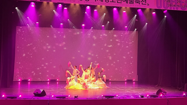 강릉예총(회장:박선자)과 강릉시가 주최한 ‘2022 강릉국제청소년예술축전’ 개막공연이 28일 강릉아트센터에서 열렸다.