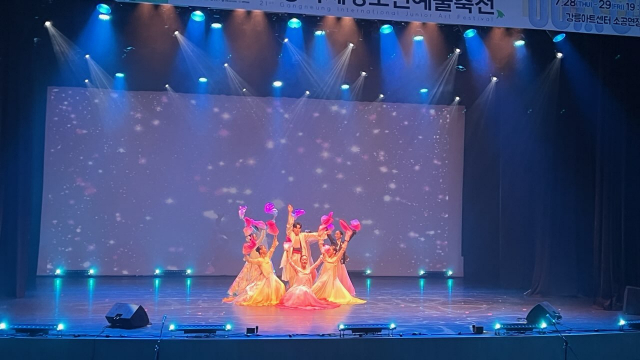 강릉예총(회장:박선자)과 강릉시가 주최한 ‘2022 강릉국제청소년예술축전’ 개막공연이 28일 강릉아트센터에서 열렸다.