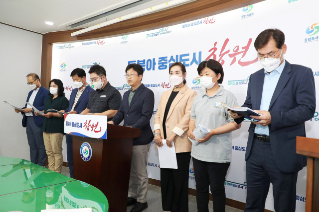 창원 석동정수장 유충 규명 특별조사위원회가 28일 오후 창원시청 프레스센터에서 유충 발생 원인과 대책 등 최종 활동 결과를 발표하고 있다./창원시/