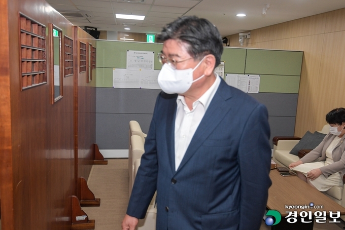 28일 오전 경기도의회 국민의힘 의원실에서 김용진 경제부지사가 취임식을 마친 뒤 경기도의회 국민의힘 대표와 면담이 예정돼 있었으나 무산돼 자리를 떠나고 있다. 2022.7.28 /이지훈기자 jhlee@kyeongin.com