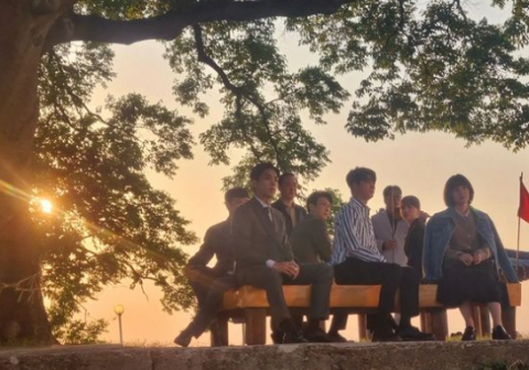 드라마 '이상한 변호사 우영우'에 등장한 인물들이 소덕동 팽나무 앞에 앉아 있는 모습. 박은빈 인스타그램 캡쳐.