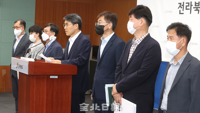 조봉업 전북도 행정부지사가 1일 전북도청 브리핑룸에서 민선 8기 조직개편안에 대해 설명하고 있다./사진=전북일보 오세림 기자.