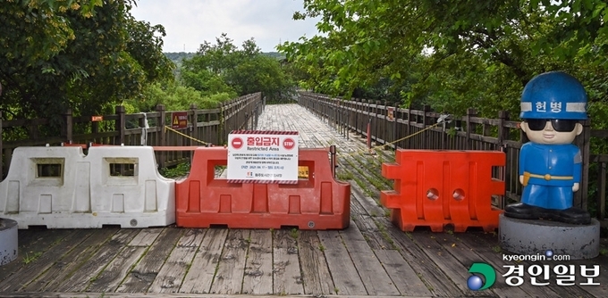 경기도내 비무장지대(DMZ)를 활용한 안보·평화관광 활성화를 위해서는 숙박시설, 관광 콘텐츠 개발 등 당면과제를 경기도 차원에서 해결해야 한다는 지적이다. 1일 오후 파주시 임진각 평화공원 내 자유의 다리가 시설 노후화에 따른 보수공사로 1년 넘게 관광객 출입이 통제되고 있다. 2022.8.1 /김도우기자 pizza@kyeongin.com