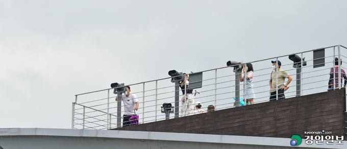 1일 오후 파주시 임진각관광지를 찾은 시민들이 관광시설을 둘러보고 있다. 2022.8.1 /김도우기자 pizza@kyeongin.com