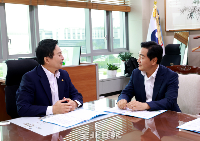 김관영 전북지사가 지난 7월 11일 원희룡 국토교통부 장관을 만나 ‘공공기관 추가 지방 이전’ 추진을 요청하고 있다./사진=전북도 제공.