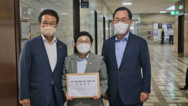 2일 서울 여의도 국회 의안과 의안접수센터 앞에서 '대구경북 통합신공항 건설을 위한 특별법안' 제출에 나선 김용판(왼쪽부터) 국민의힘 대구시당위원장, 임이자 경북도당위원장, 주호영 의원(특별법안 대표발의)이 기념촬영을 하고 있다. 박영채 기자 pyc@imaeil.com