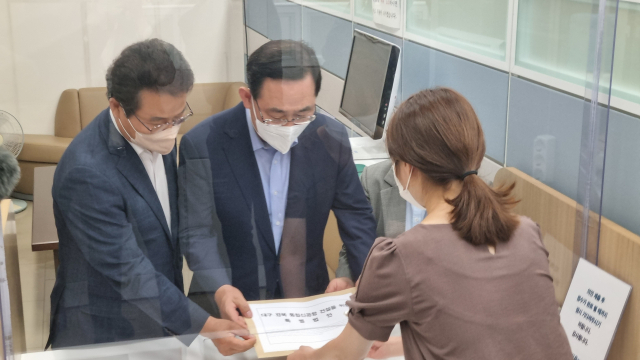 2일 서울 여의도 국회 의안과 의안접수센터에 '대구경북 통합신공항 건설을 위한 특별법안'이 제출되는 모습. 박영채 기자 pyc@imaeil.com