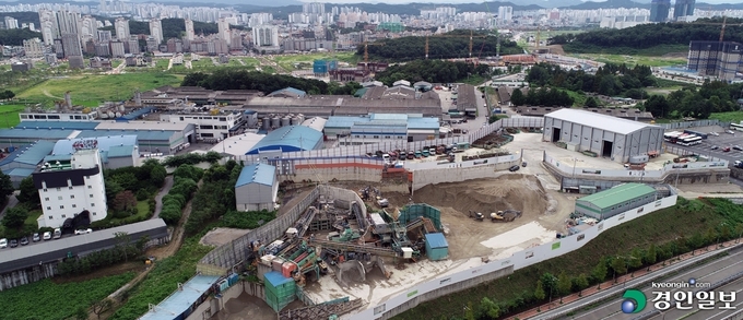 폐기물처리시설 등에 대해 향후 조성될 공동주택단지로 인해 집단 민원이 예상되지만 새로운 부지로 자리를 옮기기도 어렵다. 땅값도 문제지만 경기도 내 지자체들이 주민 기피시설로 꼽히는 폐기물처리시설의 신규 허가를 꺼리고 있기 때문이다. 사진은 개발이 재추진 중인 오산 세교3지구내 민간 폐기물 처리시설. 2022.8.2 /임열수기자 pplys@kyeongin.com