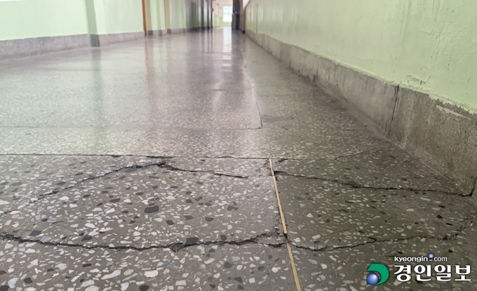 지난 2일 찾은 평택 진위고등학교 건물 바닥 곳곳에는 균열이 있었다. 2022.8.2 /이자현기자 naturelee@kyeongin.com