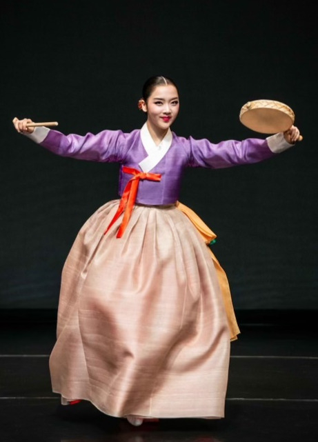 고우리 안무가가 2021년 한국문화재단이 주최한 <팔일> 공연에서 소고춤을 선보이고 있다.