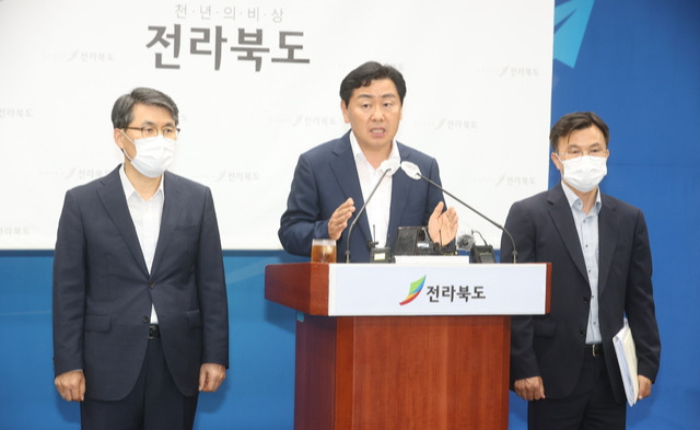 4일 국토교통부의 미래형 차세대 초고속 이동교통수단인 하이퍼튜브 종합시헙센터(총사업비 9천억 규모) 부지가 전라북도 새만금으로 최종 선정 가운데 김관영 도지사가 도청 브리핑룸에서 유치확정 기자회견을 갖고 있다. /사진=오세림 기자