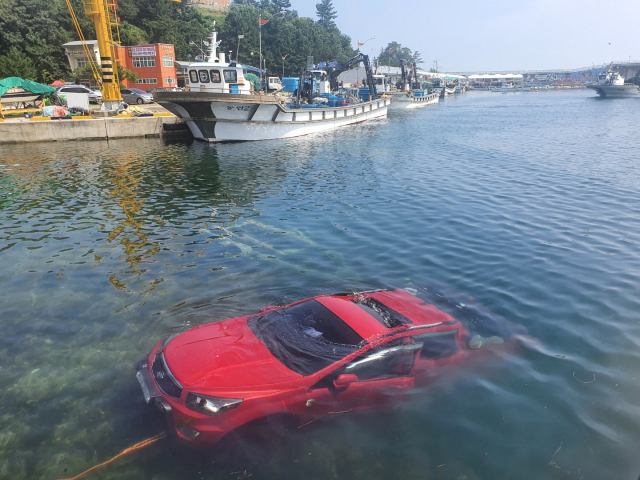 7일 오전 9시44분께에는 삼척시 근덕면 궁촌리 궁촌항에서 바다에 빠진 SUV 차량을 해경이 뭍으로 끌어내고 있다.