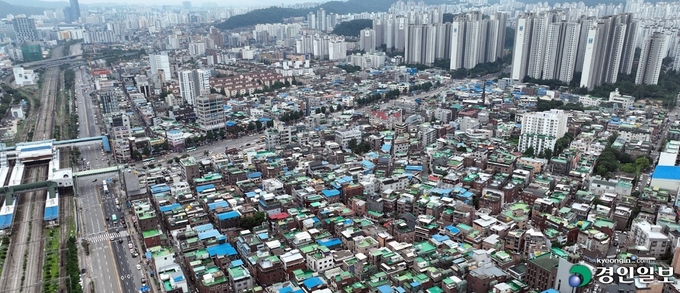 인구 감소 문제에 직면한 수도권 중소 도시들이 재건축과 택지개발, 낙후된 공업지역 개발 등 인구 유입을 위해 고군분투 중이다. 사진은 복합환승센터로 개발하려는 GTX-C 노선이 정차하는 군포 금정역 일대 낙후된 도심. 2022.8.7 /임열수기자 pplys@kyeongin.com