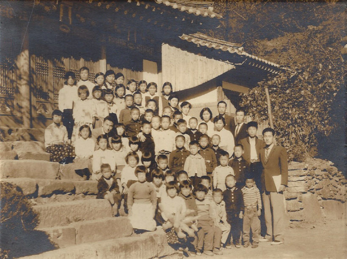 둔대교회 주일학교 학생들이 단체사진을 촬영하고 있다(연대 미상). /둔대케노시스교회 제공