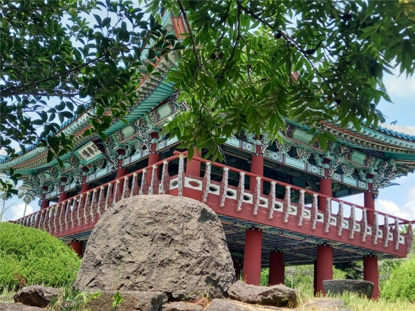 천제연폭포 주변에 설치돼 있는 천제루.