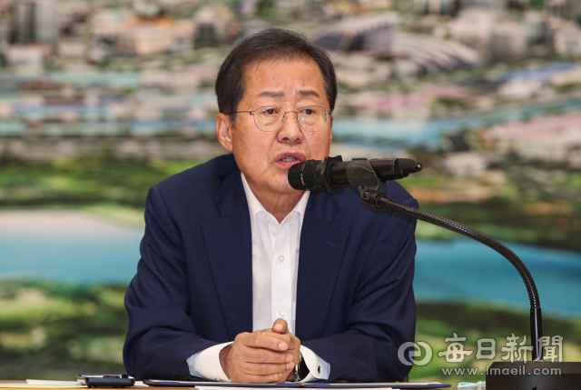 10일 대구시청 산격청사에서 열린 '원스톱 기업투자지원 체계 구축을 위한 투자지원협의체 협약식'에 참석한 홍준표 대구시장이 인사말을 하고 있다. 안성완 기자 asw0727@imaeil.com