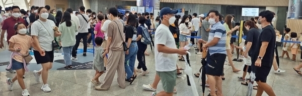 관광객으로 붐비는 도내 한 관광지.