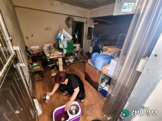 경기도내 반지하 주택 세대의 침수피해를 막기 위해서는 하수 설계 지침을 바꿔 반지하를 비주거용으로 전환해야 한다는 지적이다. 10일 오전 침수피해를 입은 성남시 태평 2동의 한 반지하 단칸방 공장. 2022.8.10 /임열수·이자현기자 pplys@kyeongin.com
