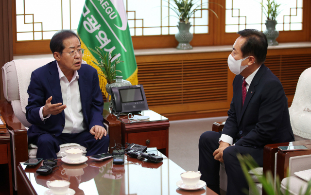 홍준표 대구시장(왼쪽)과 권기창 안동시장이 11일 오후 대구시청 산격청사 접견실에서 면담을 갖고 안동댐 물을 대구 식수로 이용하는 방안을 논의하고 있다 김영진 기자 kyjmaeil@imaeil.com