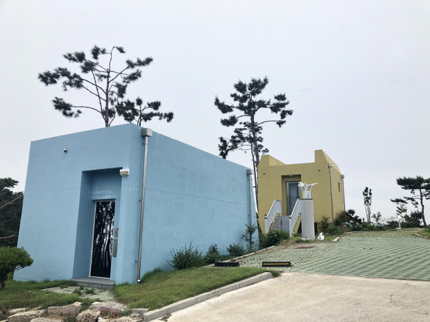 원로 조각가 심문섭의 제안으로 탄생한 ‘조각의 집’은 국내외 조각가 10인의 작품을 실제 집으로 제작한 숙박시설이다.
