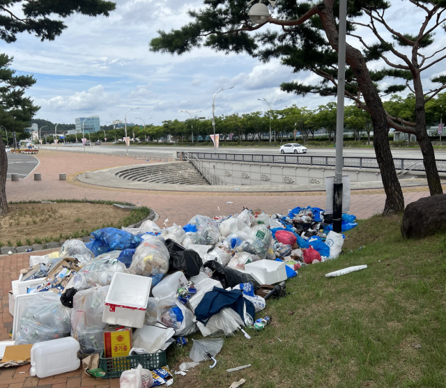 15일 오전 찾은 대구 스타디움 광장 앞은 전날 열린 '싸이 흠뻑쇼' 관람객들이 버리고 간 쓰레기로 가득했다. 구민수 기자
