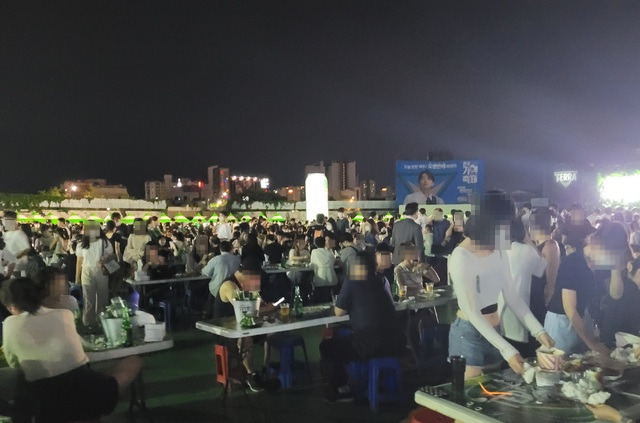 12일 전주종합경기장 야구장은 여름 대표 축제인 ‘2022 전주가맥축제’를 즐기기 위한 인파로 북적였다. /사진=김영호 기자