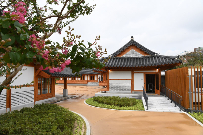 팔달구청 주차장과 연결된 팔달문화센터 진입로. /수원시 제공