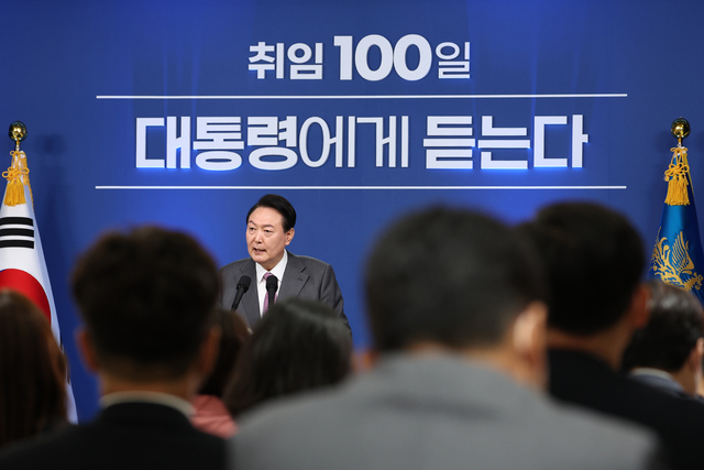 윤석열 대통령이 17일 서울 용산 대통령실 청사에서 열린 취임 100일 기자회견에서 그동안의 소회와 향후 정국 운영 방안을 밝히고 있다. /사진= 대통령실 제공