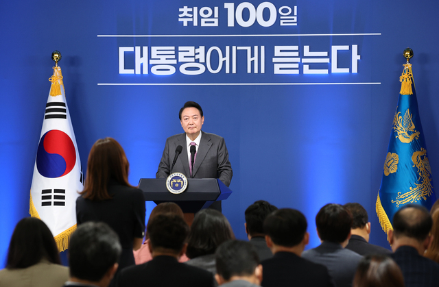 윤석열 대통령이 17일 서울 용산 대통령실 청사에서 열린 취임 100일 기자회견에서 기자들의 질문을 받고 있다. /대통령실 제공