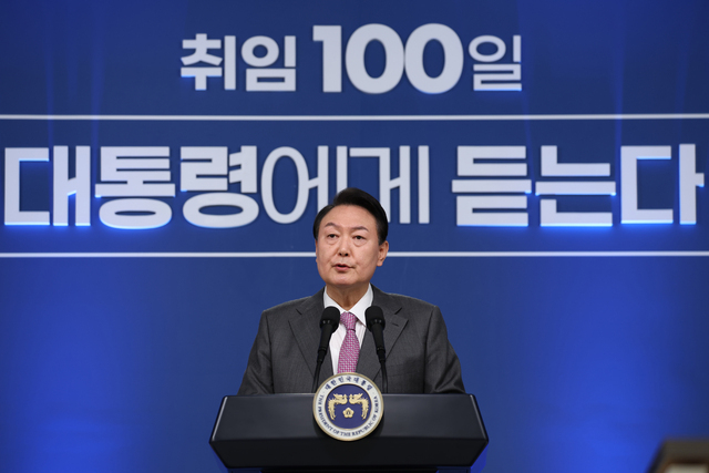윤석열 대통령이 17일 서울 용산 대통령실 청사에서 열린 취임 100일 기자회견에서 그동안의 소회와 향후 정국 운영 방안을 밝히고 있다. /대통령실 제공