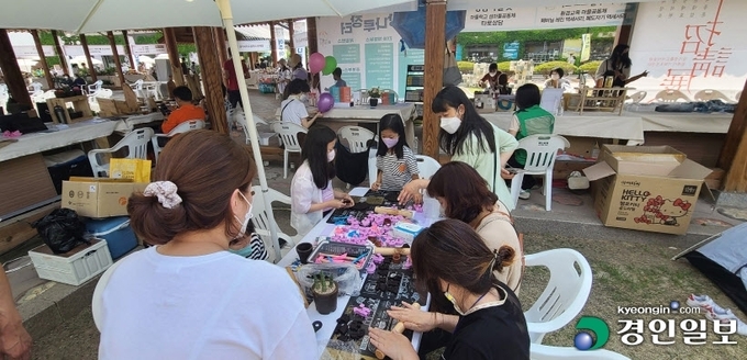 지난해 여주시 지역축제의 한 부스에서 어린이들이 커피 찌꺼기를 활용한 점토놀이를 하고 있다. /한병주씨 제공