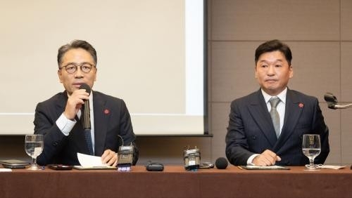 17일 라마다플라자 광주호텔에서 열린 신세계그룹 광주 개발 기자 설명회에서 질문에 답하고 있는 임영록(왼쪽) 신세계프라퍼티 대표이사와 이동훈 광주신세계 대표이사.<광주신세계 제공>