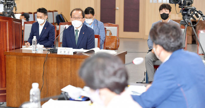 18일 제주도의회 대회의실에서 강병삼 제주시장 후보자에 대한 인사청문회가 열렸다.