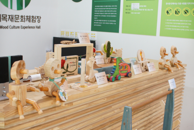 목재문화체험장에 전시돼 있는 목재 장난감과 각종 소품들. 이곳에 있는 목제품은 당일 만들기 체험을 할 수 있다.