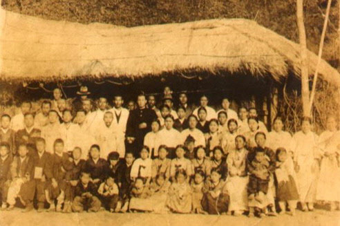1933년 갈곡리 공소 소실 이전의 모습. 한국전쟁 당시 폭격으로 소실되고 현재 갈곡리 성당이 이를 대체해 건립됐다. /갈곡리 성당 제공