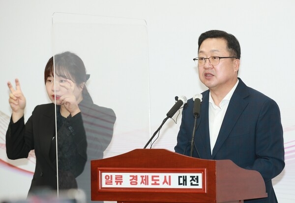 이장우 대전시장은 21일 긴급 브리핑을 열고 윤석열 대통령의 방사청 조기 이전 확답에 대한 내용을 발표했다. 사진=대전시 제공<br>
