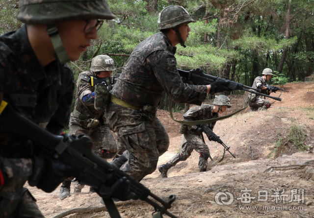 대구 북구 육군 50사단 신병교육대대에서 강철 160기 훈련병들이 '돌격 앞으로' 구호를 외치며 각개전투 훈련을 하고 있다. 매일신문DB