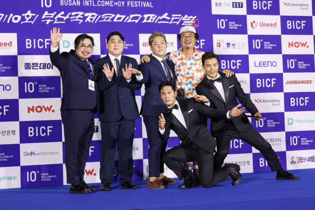 19일 열린 제10회 부산국제코미디페스티벌 개막식 블루카펫. 강재준,박경호 ,최성민, 윤택, 김재우,강완서이 사진 촬영을 하고 있다. 부산국제코미디페스티벌조직위 제공