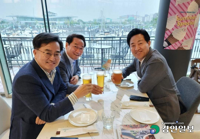 사진은 김동연 경기도지사와 유정복 인천시장, 오세훈 서울시장(왼쪽부터)이 김포 마리나 선착장에서 만나 수도권 현안에 대해 논의하고 있는 모습. /김동연 경기도지사 페이스북 캡처